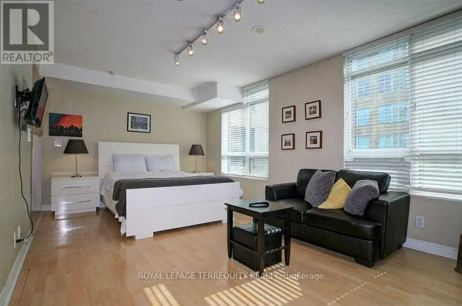 404 - 212 EGLINTON AVENUE E