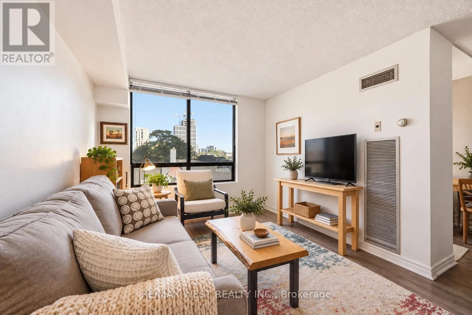 404 - 117 GERRARD STREET E