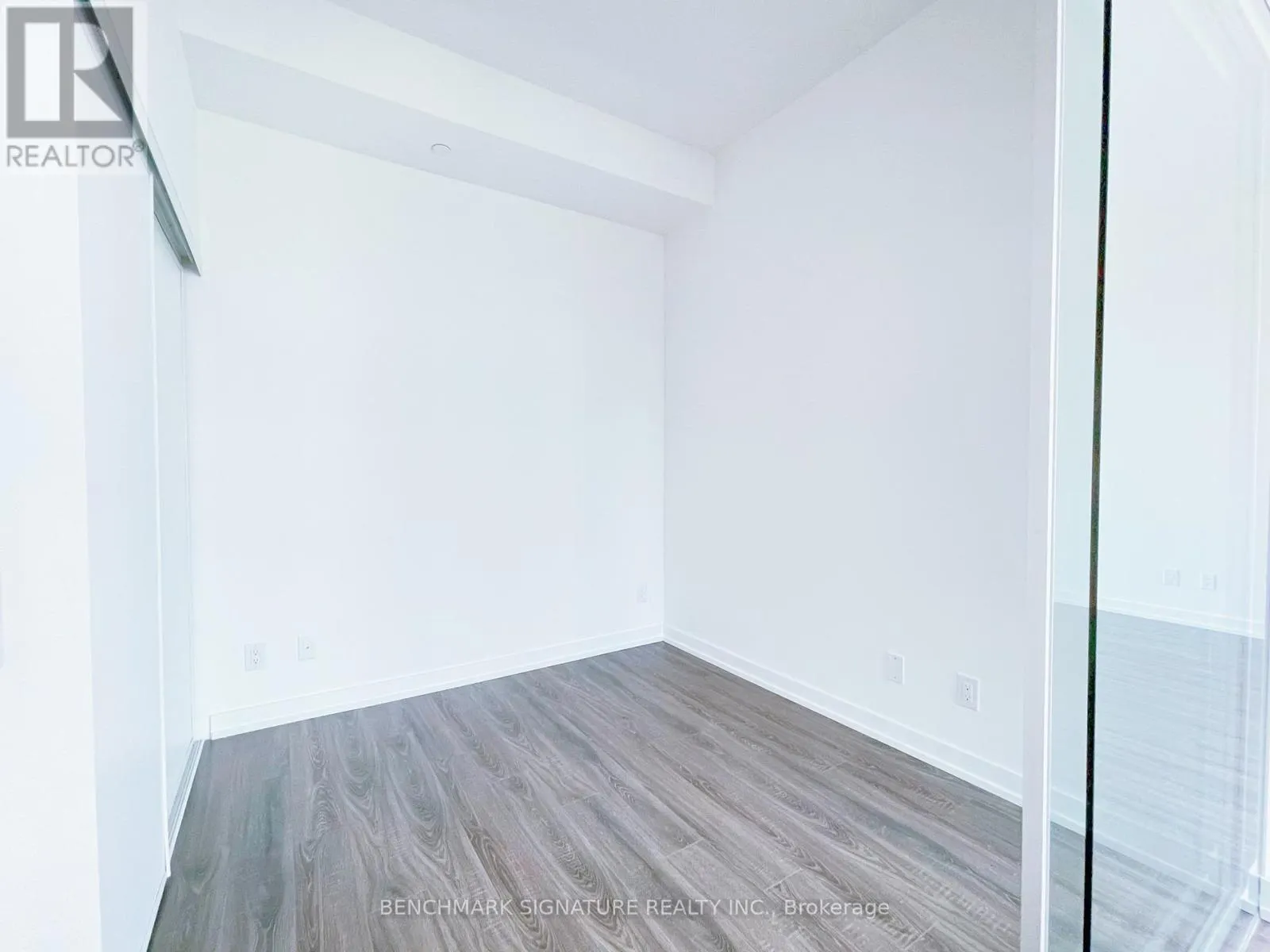 2710 - 20 EDWARD STREET