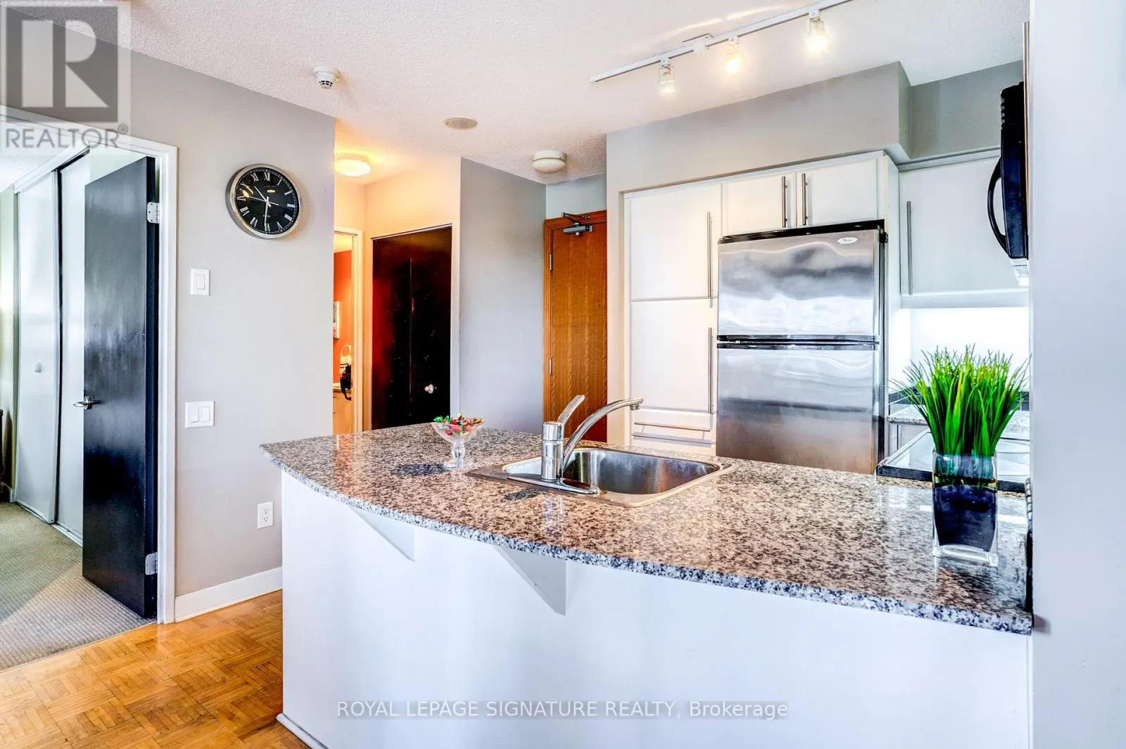 805 - 33 SHEPPARD AVENUE E