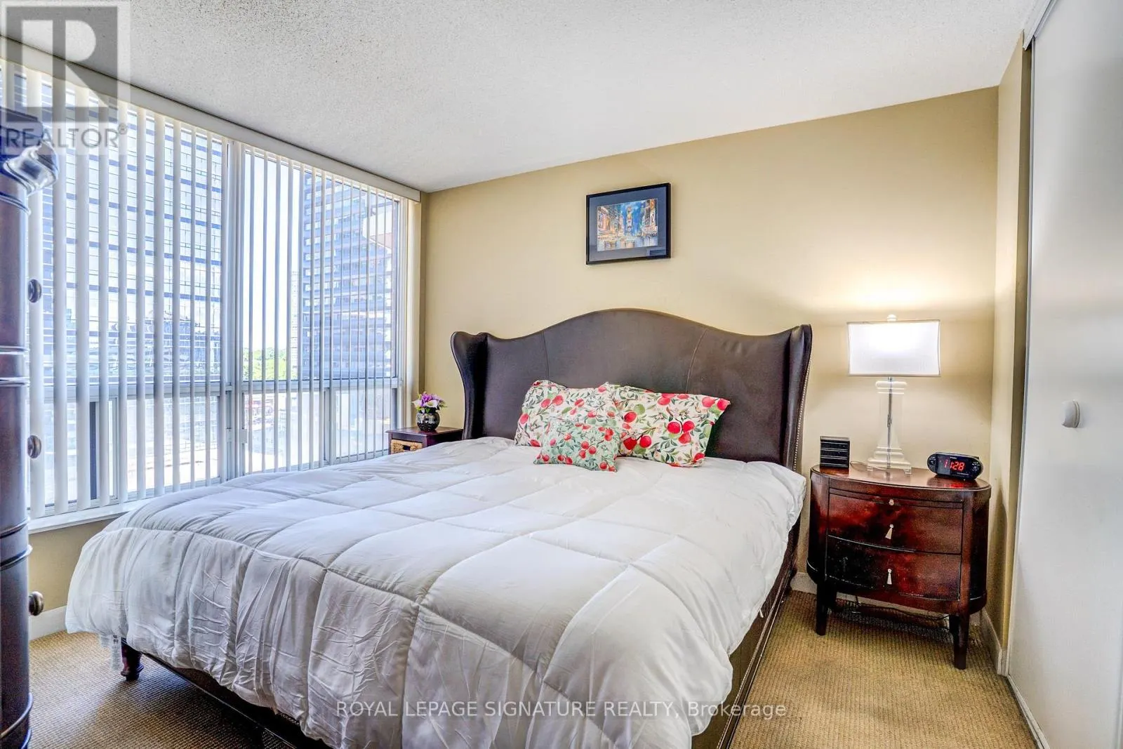 805 - 33 SHEPPARD AVENUE E