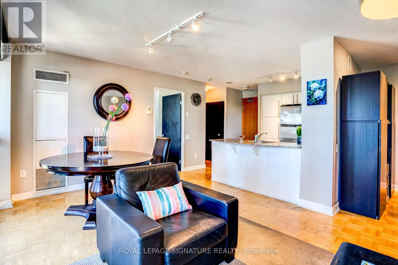 805 - 33 SHEPPARD AVENUE E