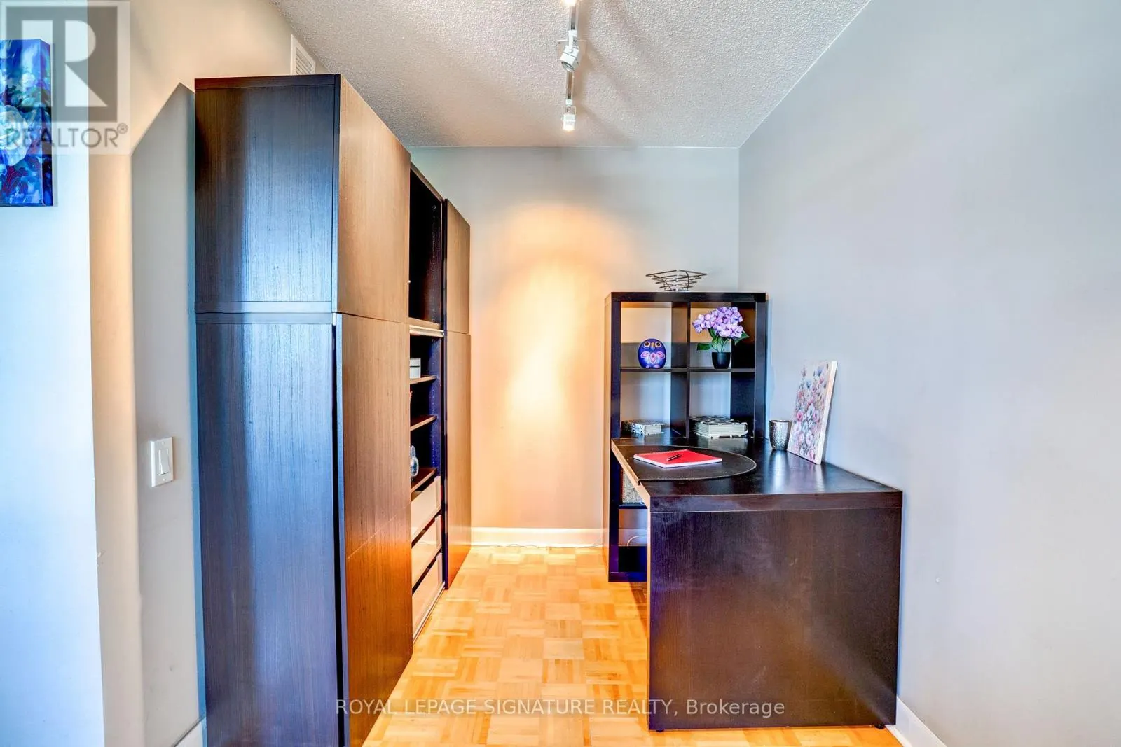 805 - 33 SHEPPARD AVENUE E