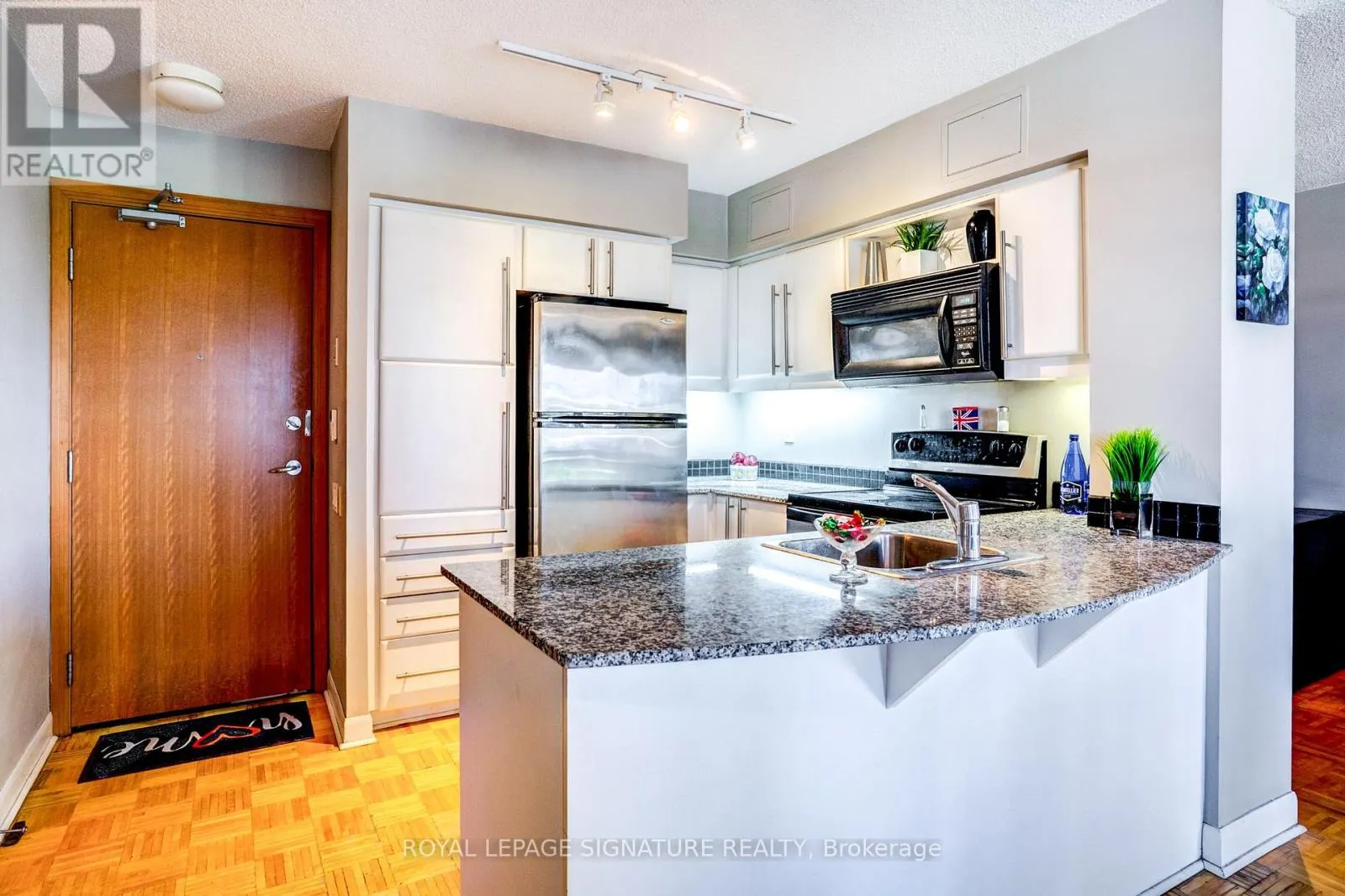 805 - 33 SHEPPARD AVENUE E