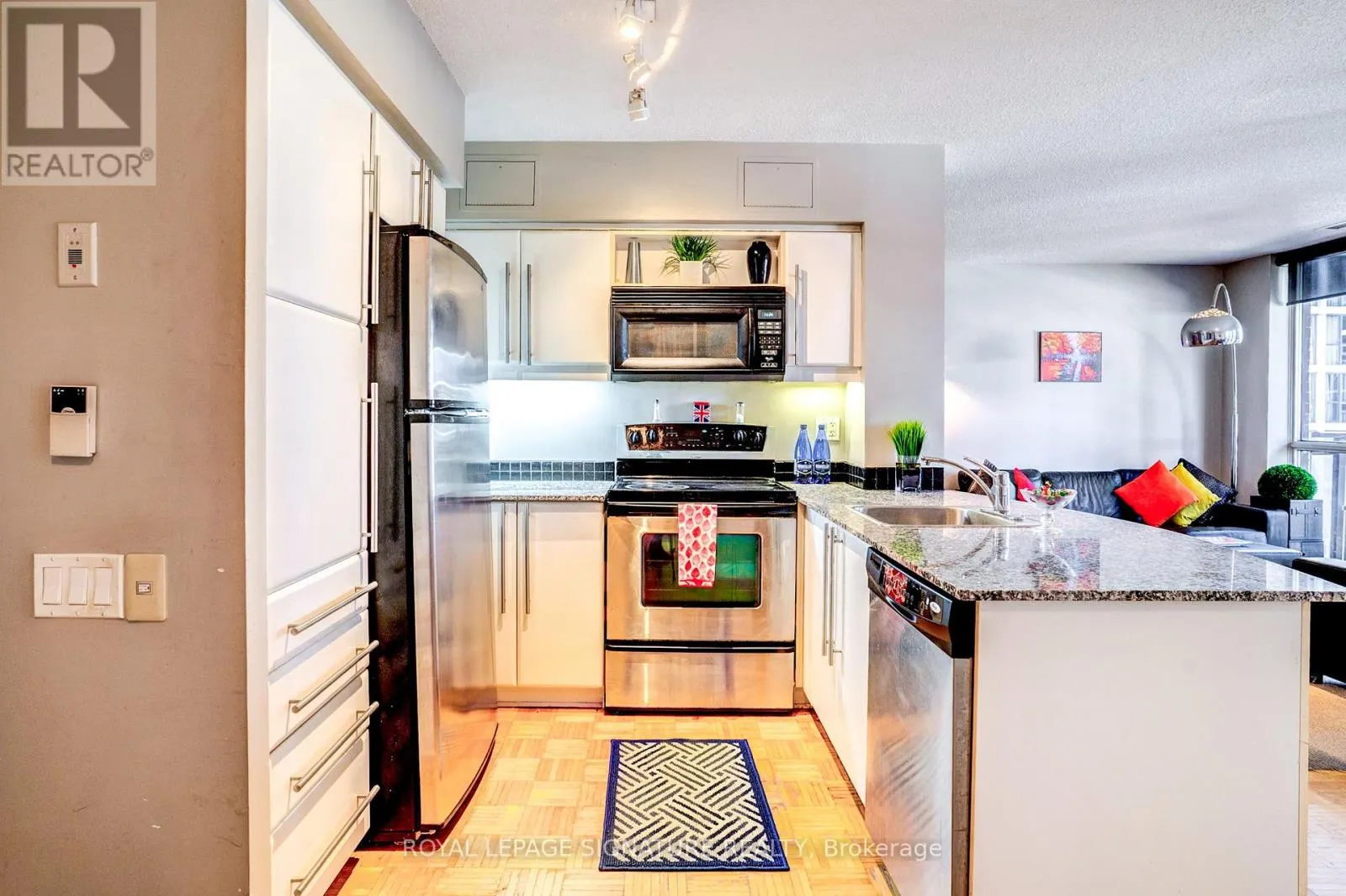 805 - 33 SHEPPARD AVENUE E