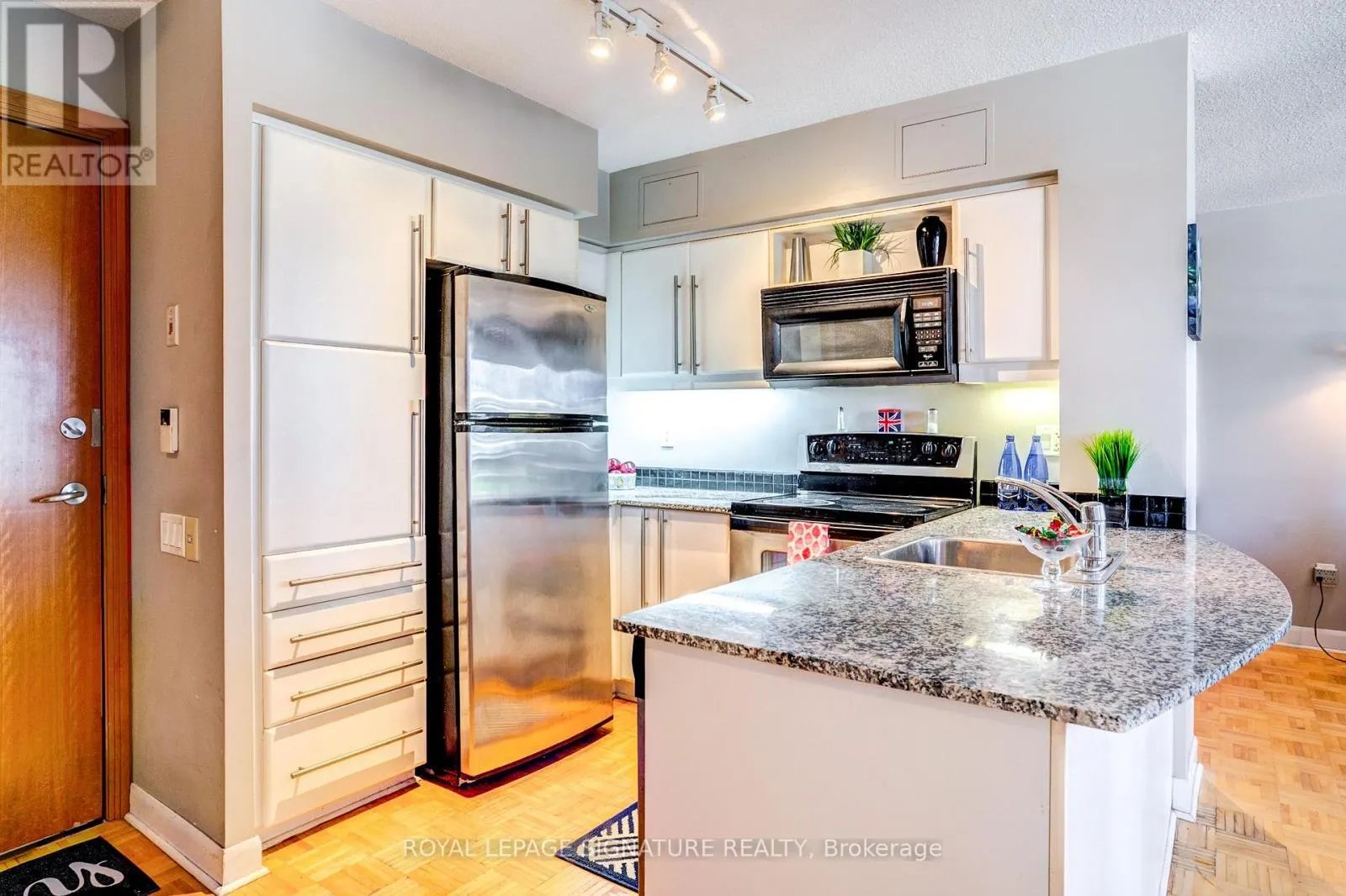 805 - 33 SHEPPARD AVENUE E