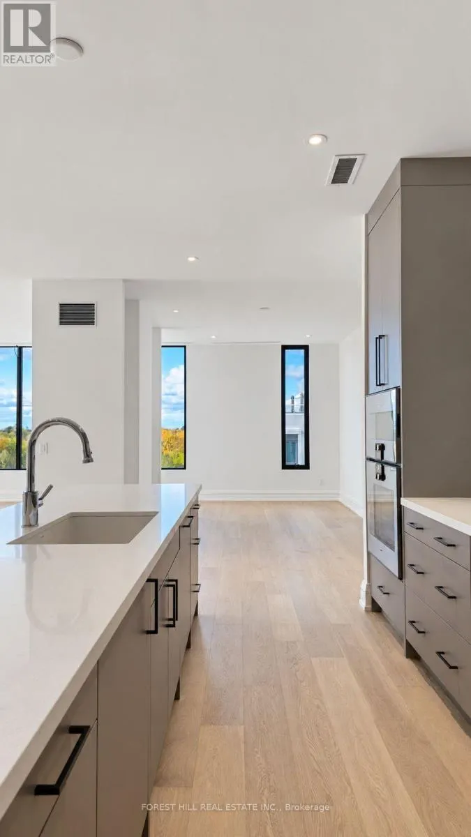 5B - 2010 BATHURST STREET
