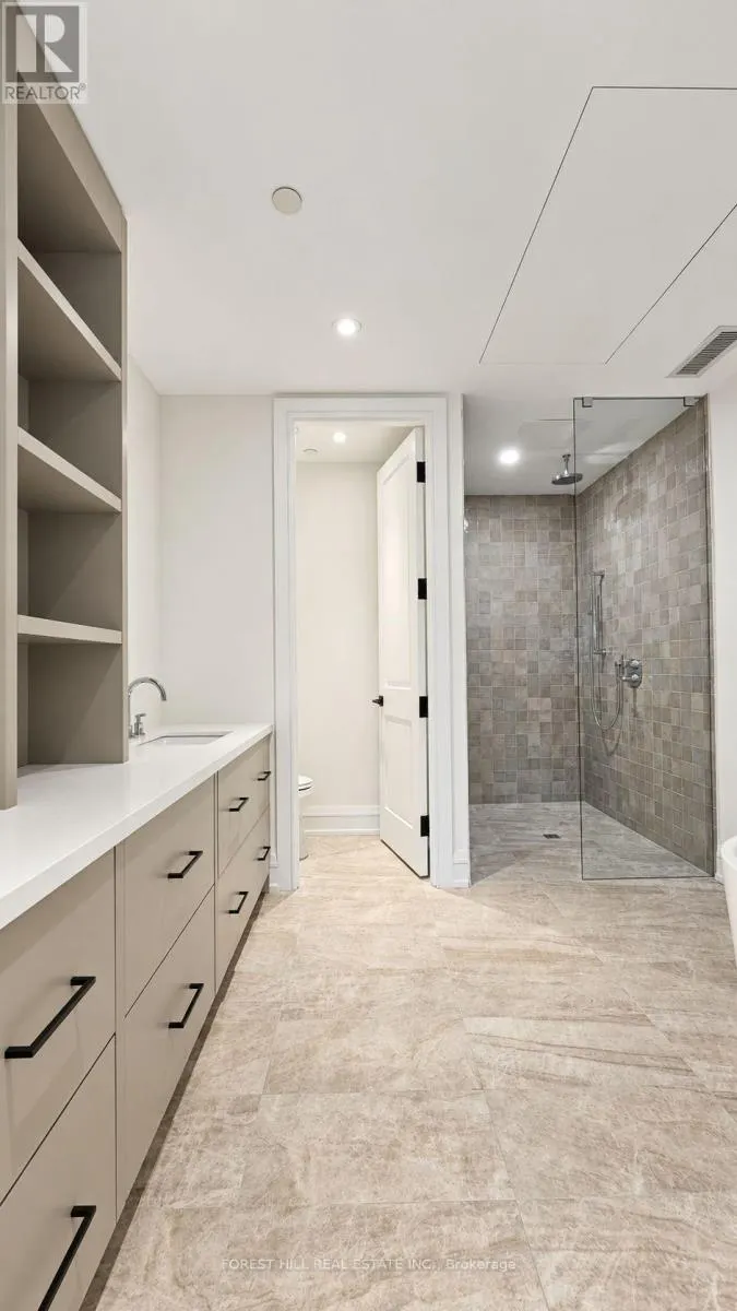 5B - 2010 BATHURST STREET