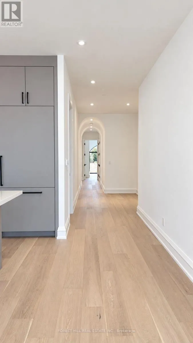 5B - 2010 BATHURST STREET