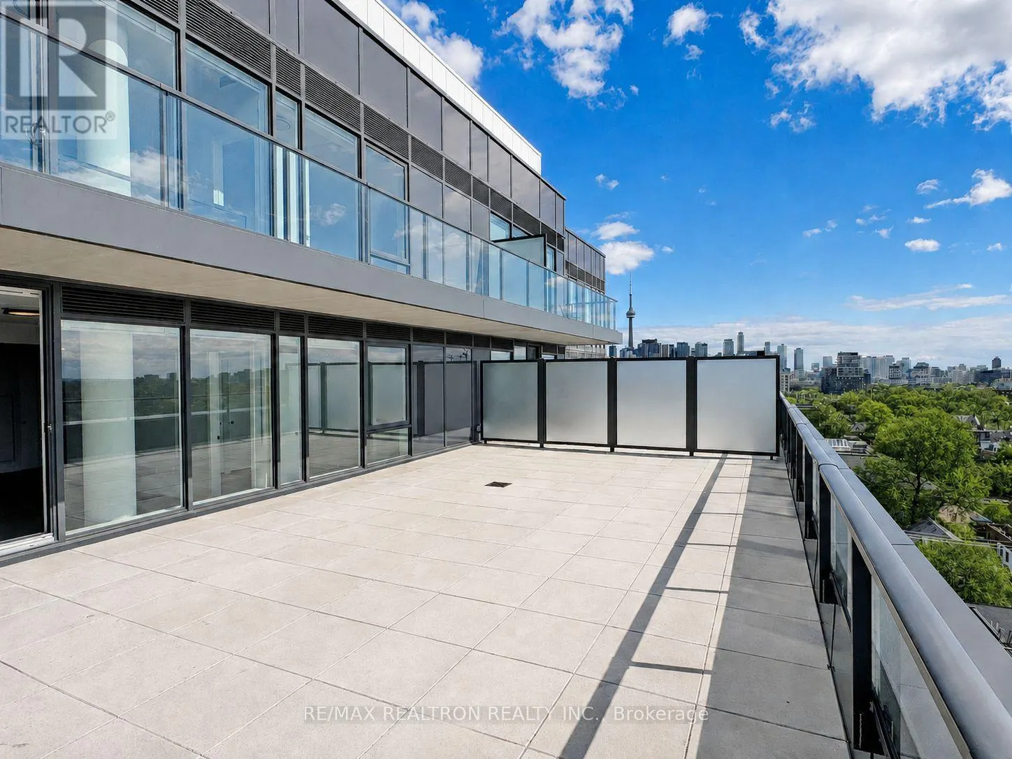 1001 - 664 SPADINA AVENUE