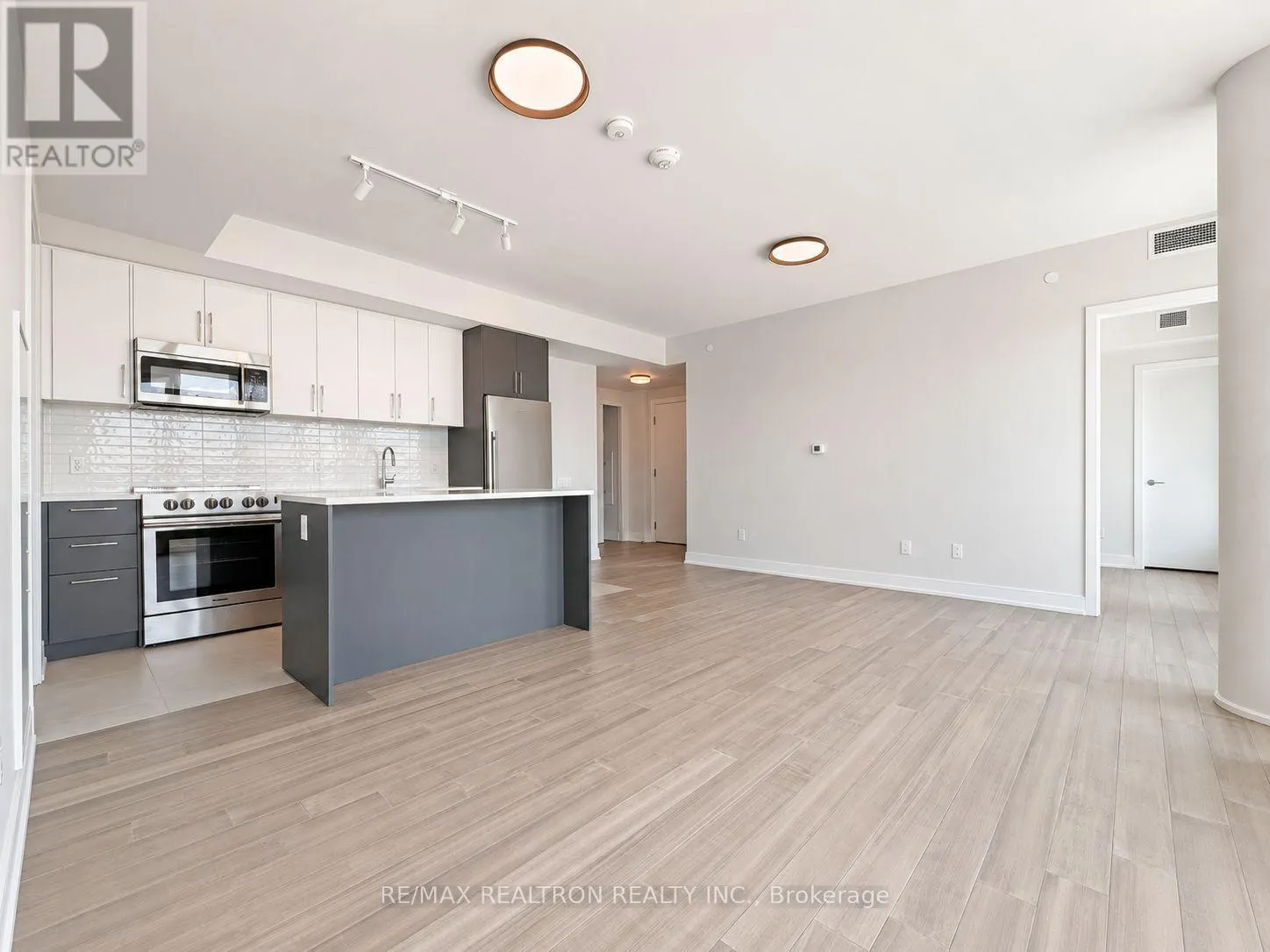1001 - 664 SPADINA AVENUE