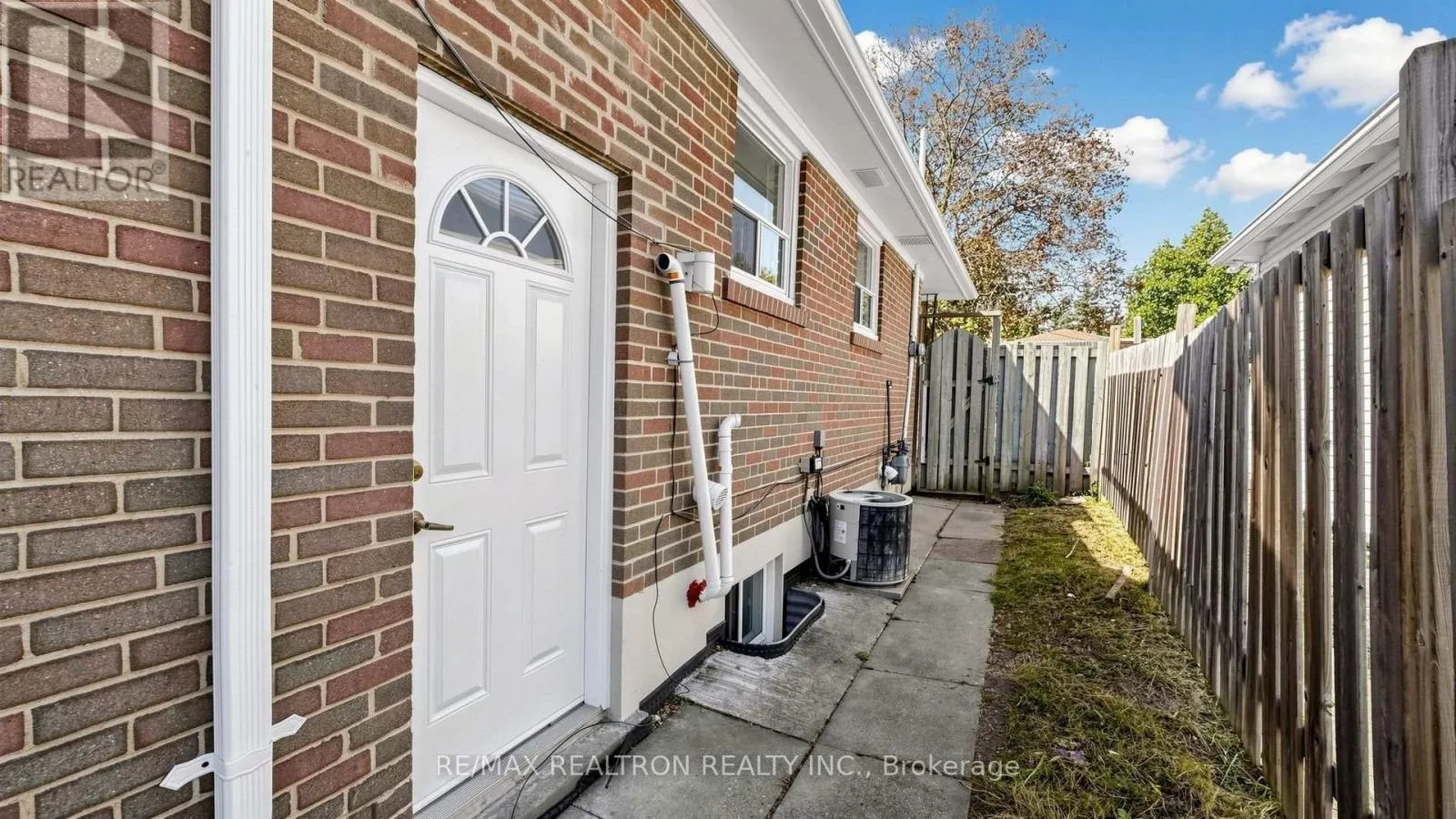 23 LESGAY CRESCENT