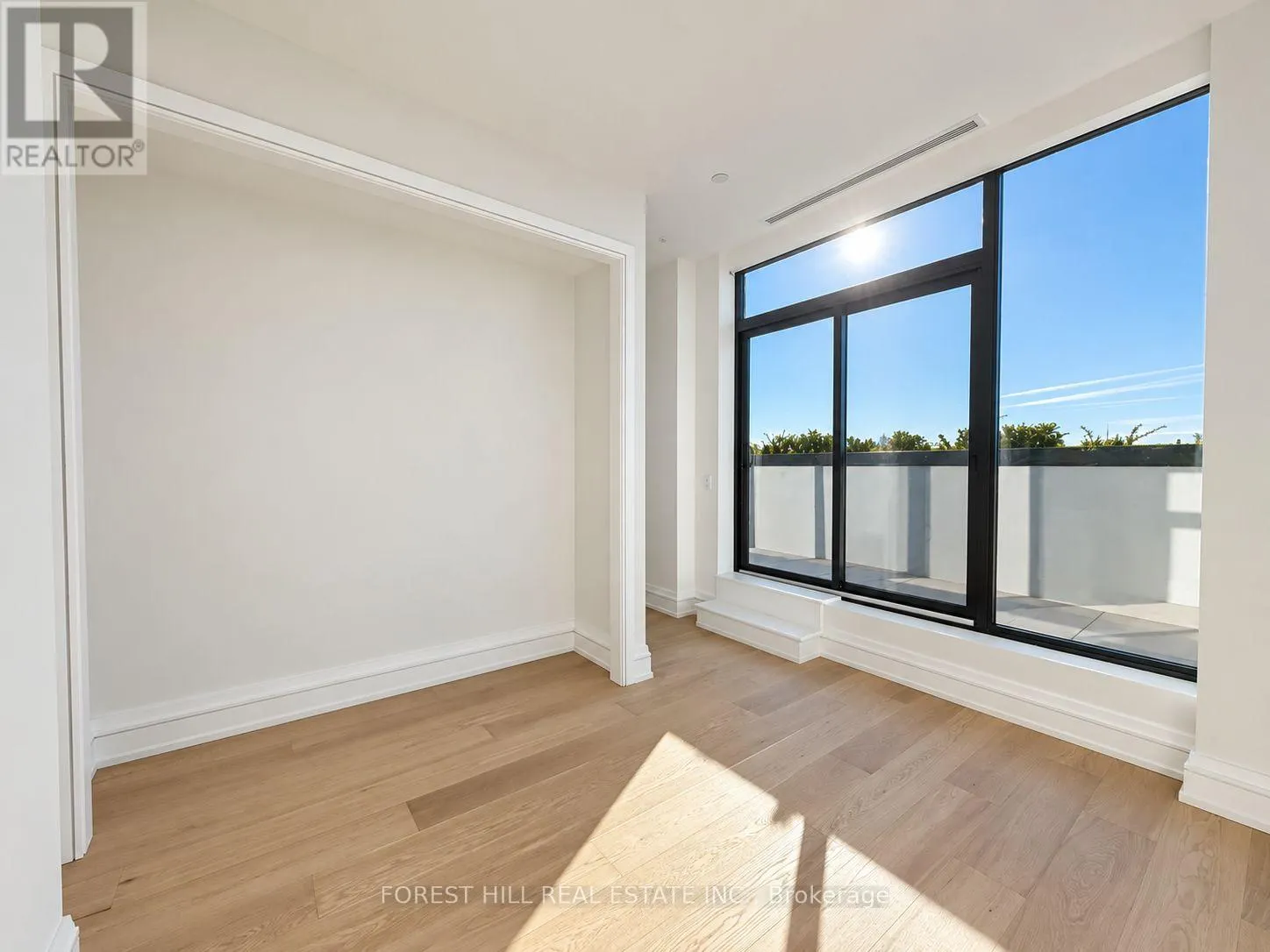 6B - 2010 BATHURST STREET