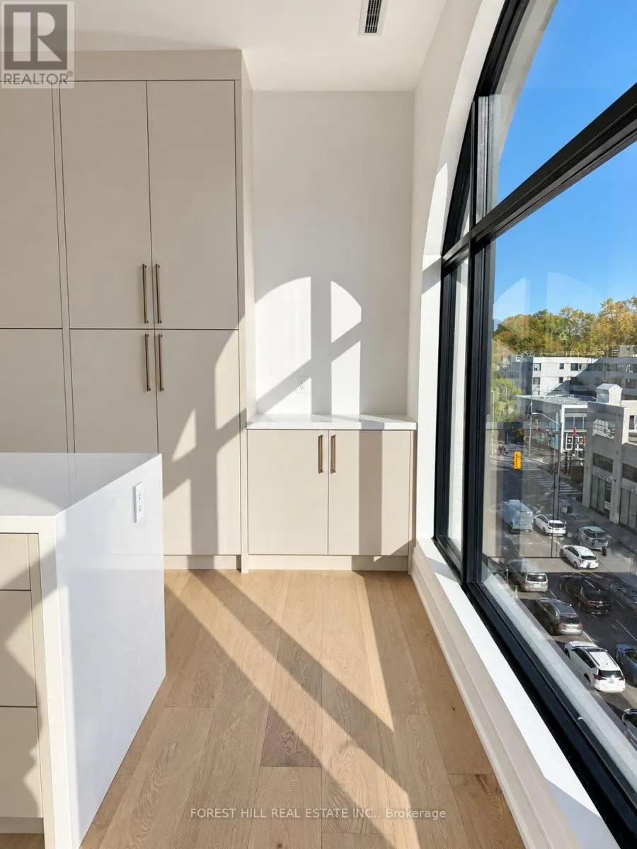 6B - 2010 BATHURST STREET