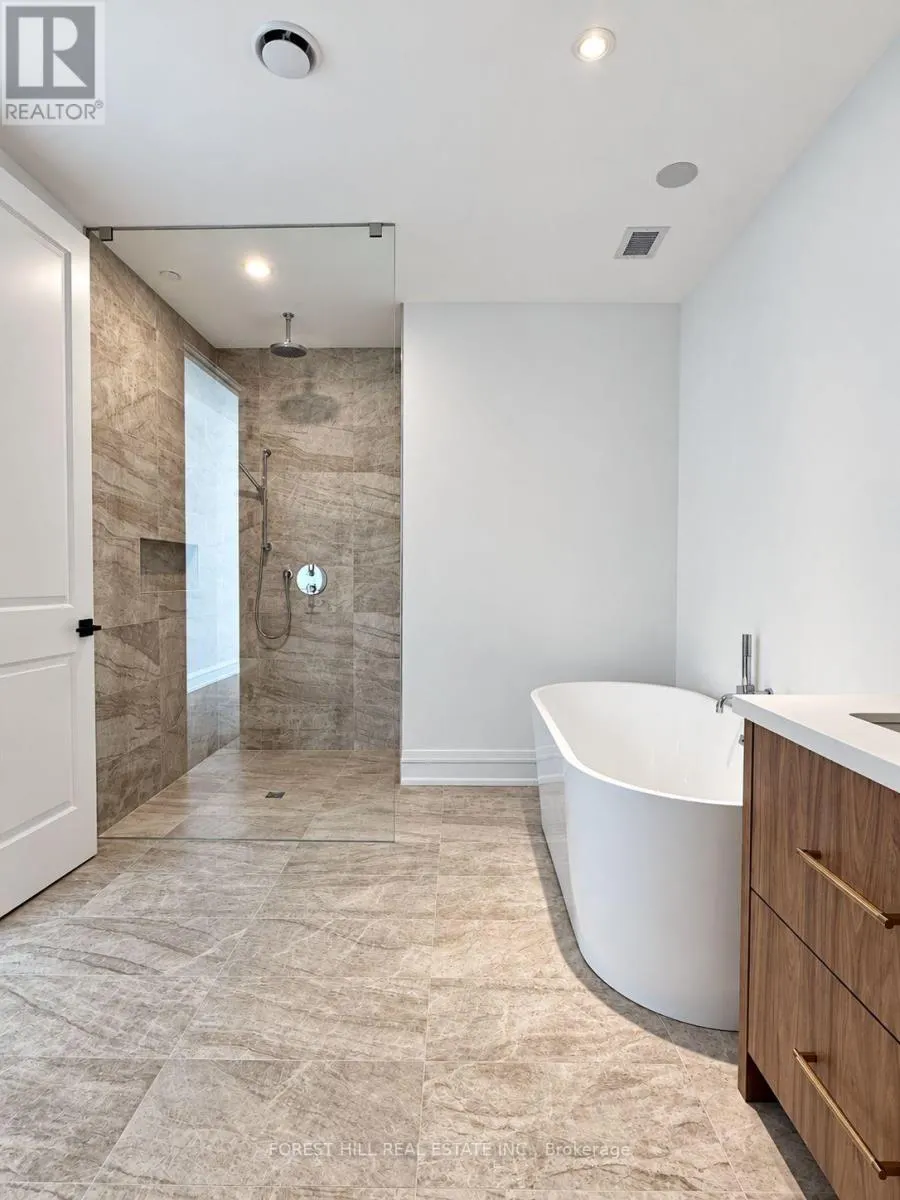 6B - 2010 BATHURST STREET
