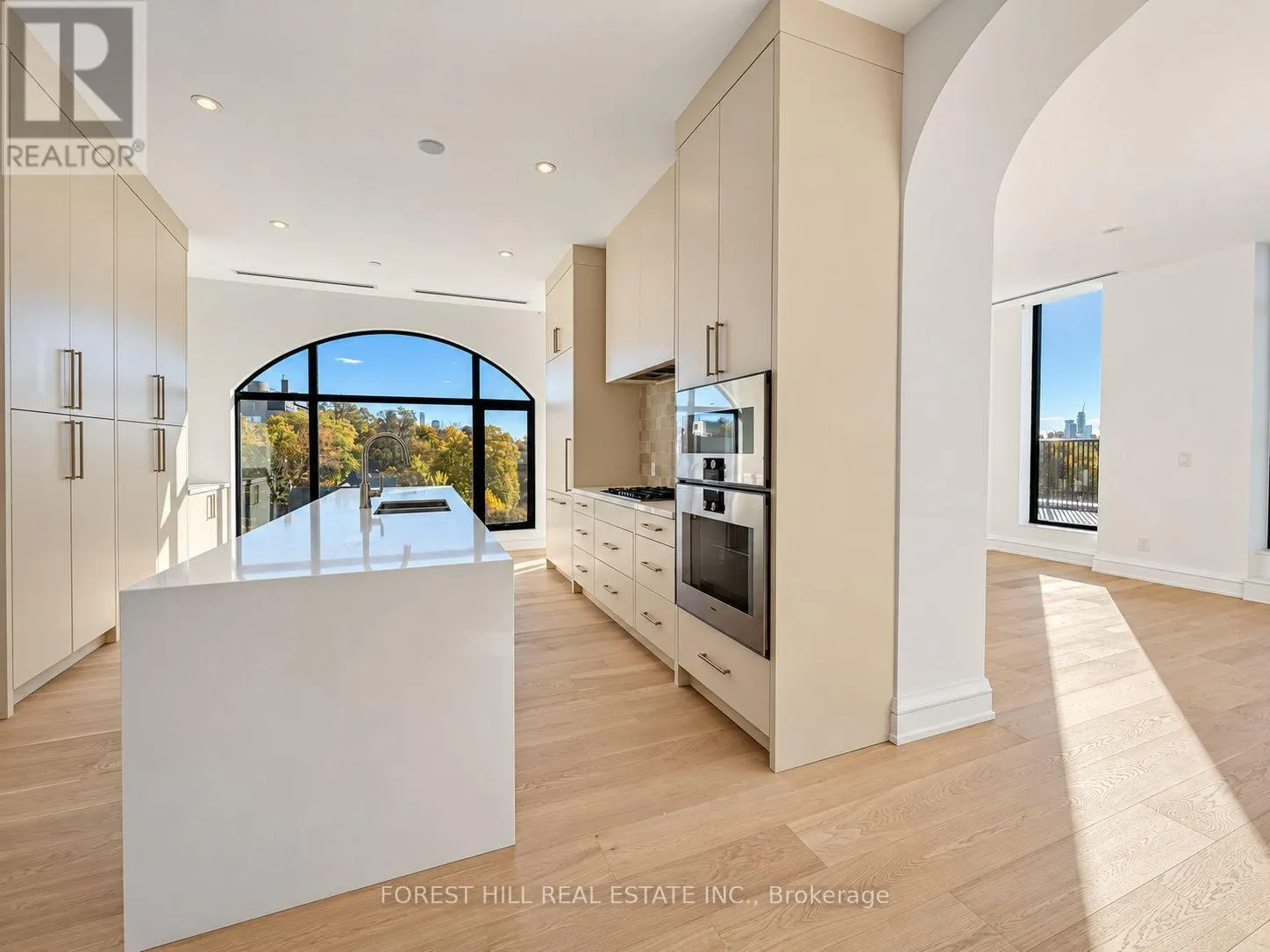 6B - 2010 BATHURST STREET