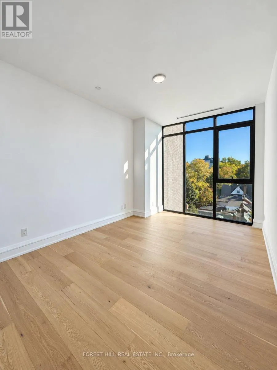6B - 2010 BATHURST STREET