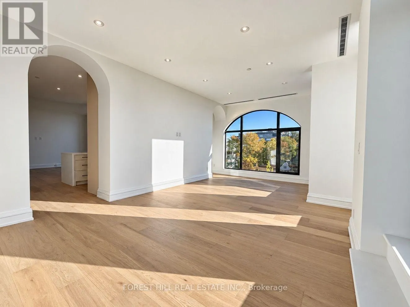 6B - 2010 BATHURST STREET