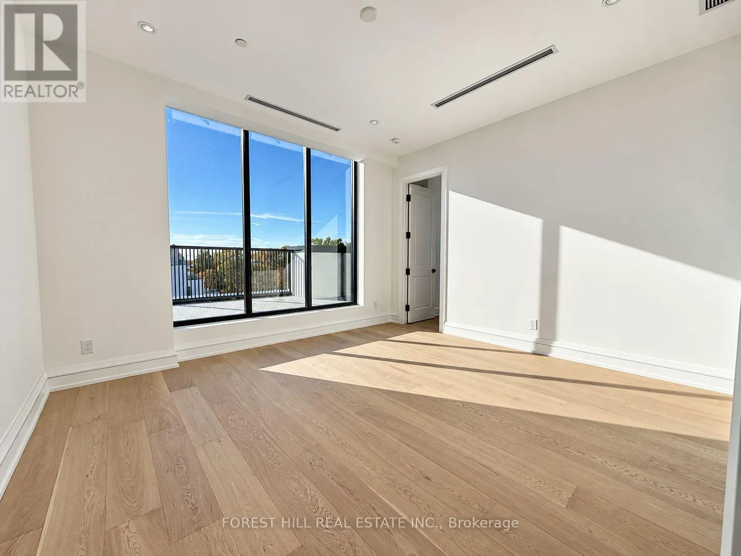 6B - 2010 BATHURST STREET