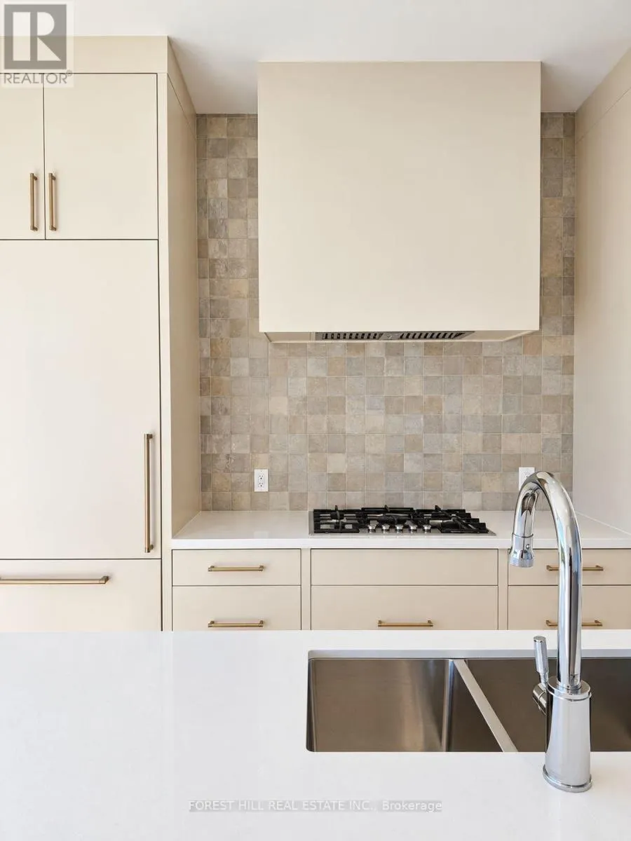 6B - 2010 BATHURST STREET