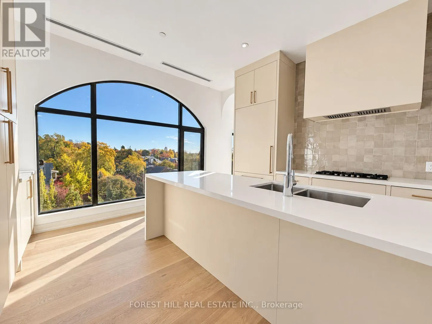 6B - 2010 BATHURST STREET