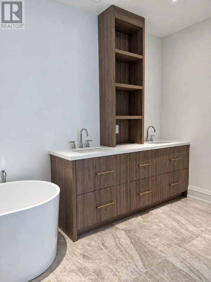 6B - 2010 BATHURST STREET