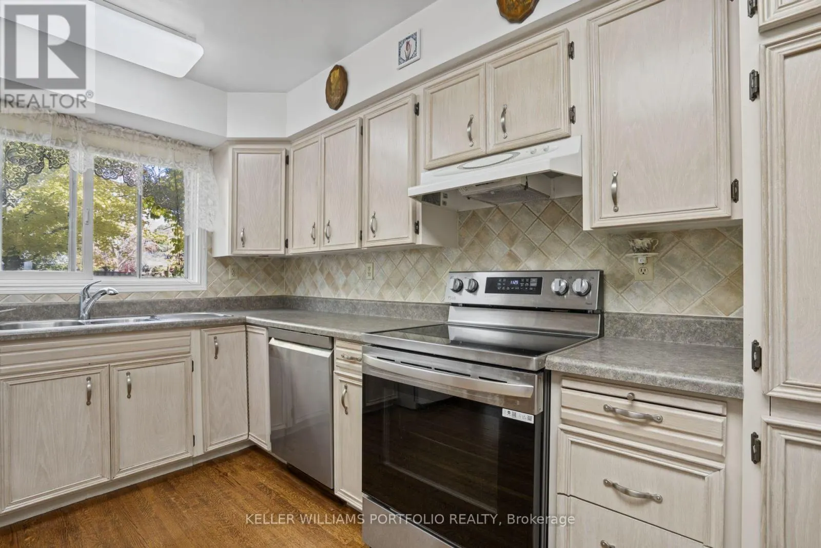 118 WANLESS AVENUE
