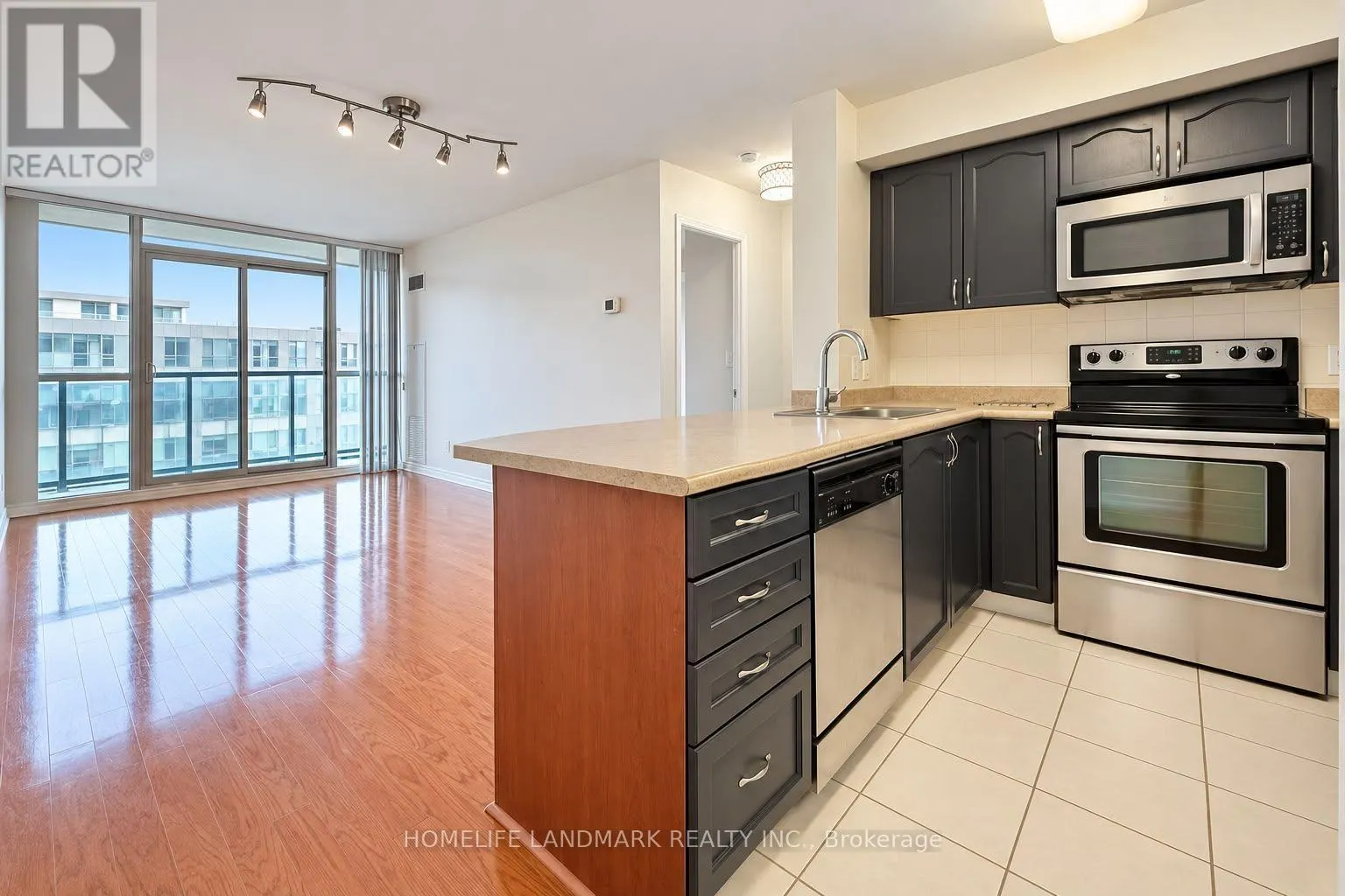 523 - 35 HOLLYWOOD AVENUE