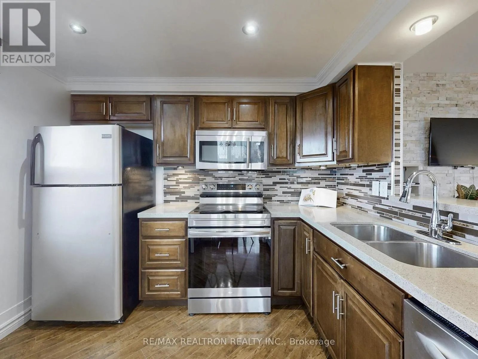 1706 - 135 ANTIBES DRIVE