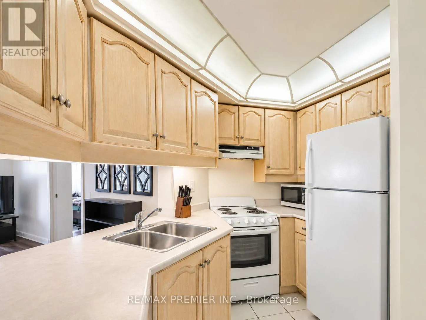 703 - 736 BAY STREET