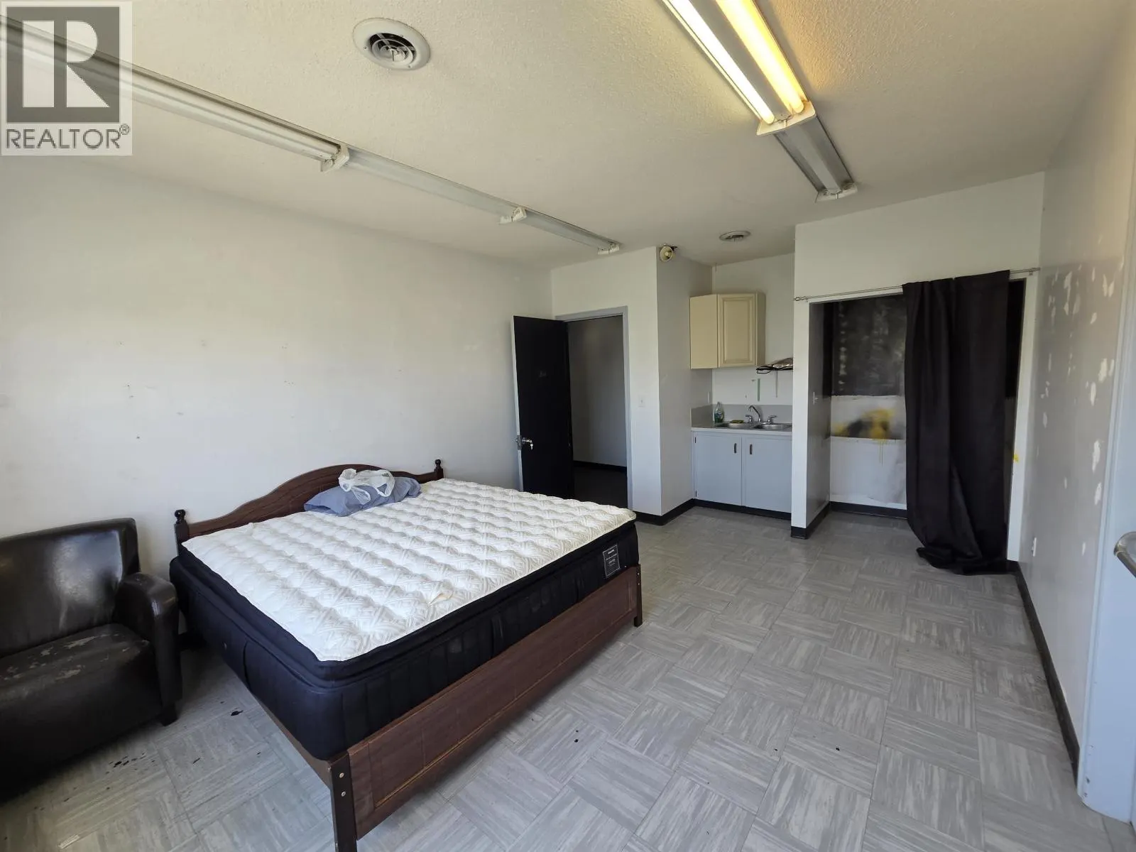 TOP FLR 1210 3RD AVENUE