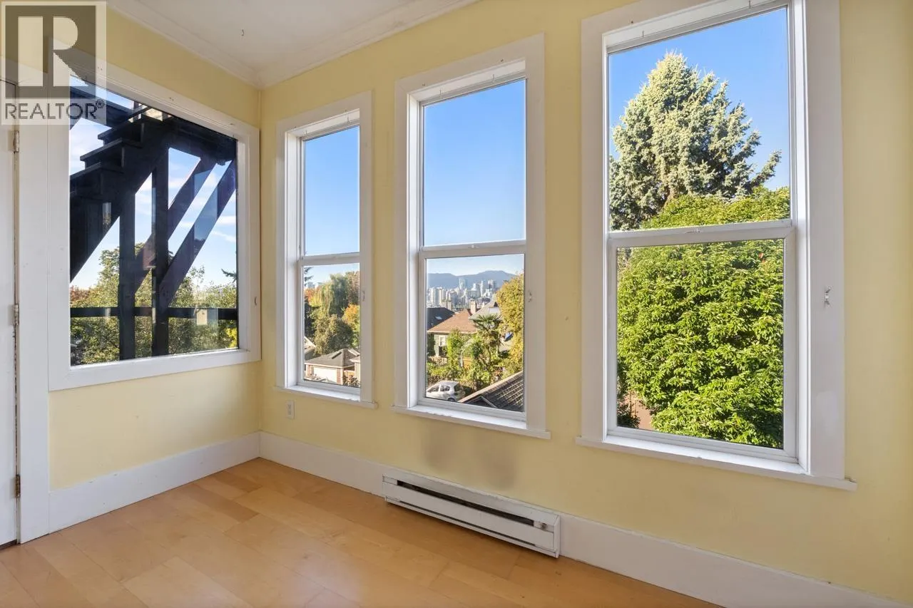 31 W 11TH AVENUE