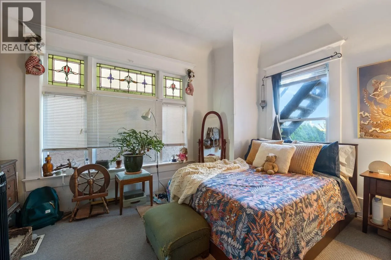 31 W 11TH AVENUE