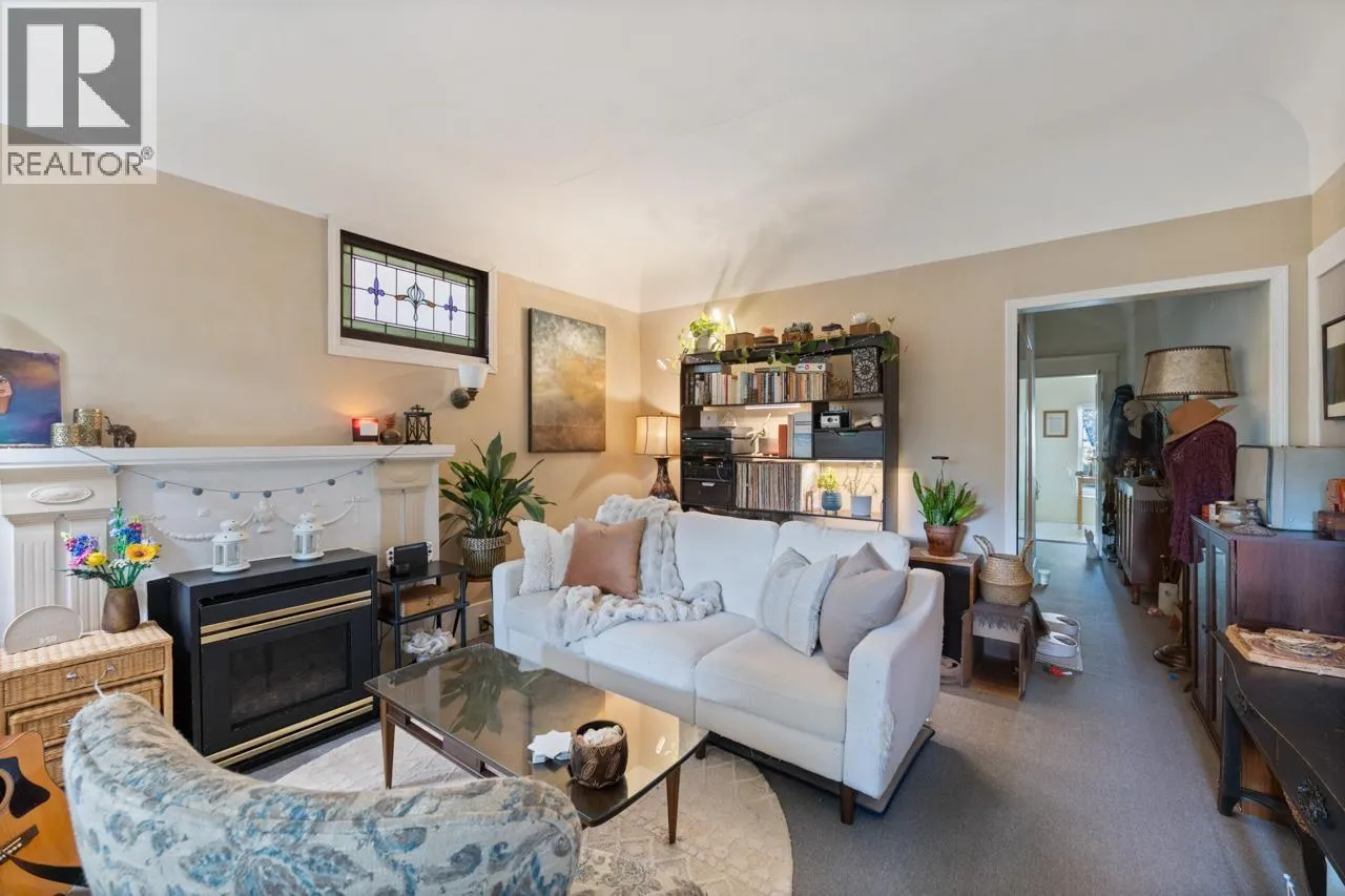 31 W 11TH AVENUE