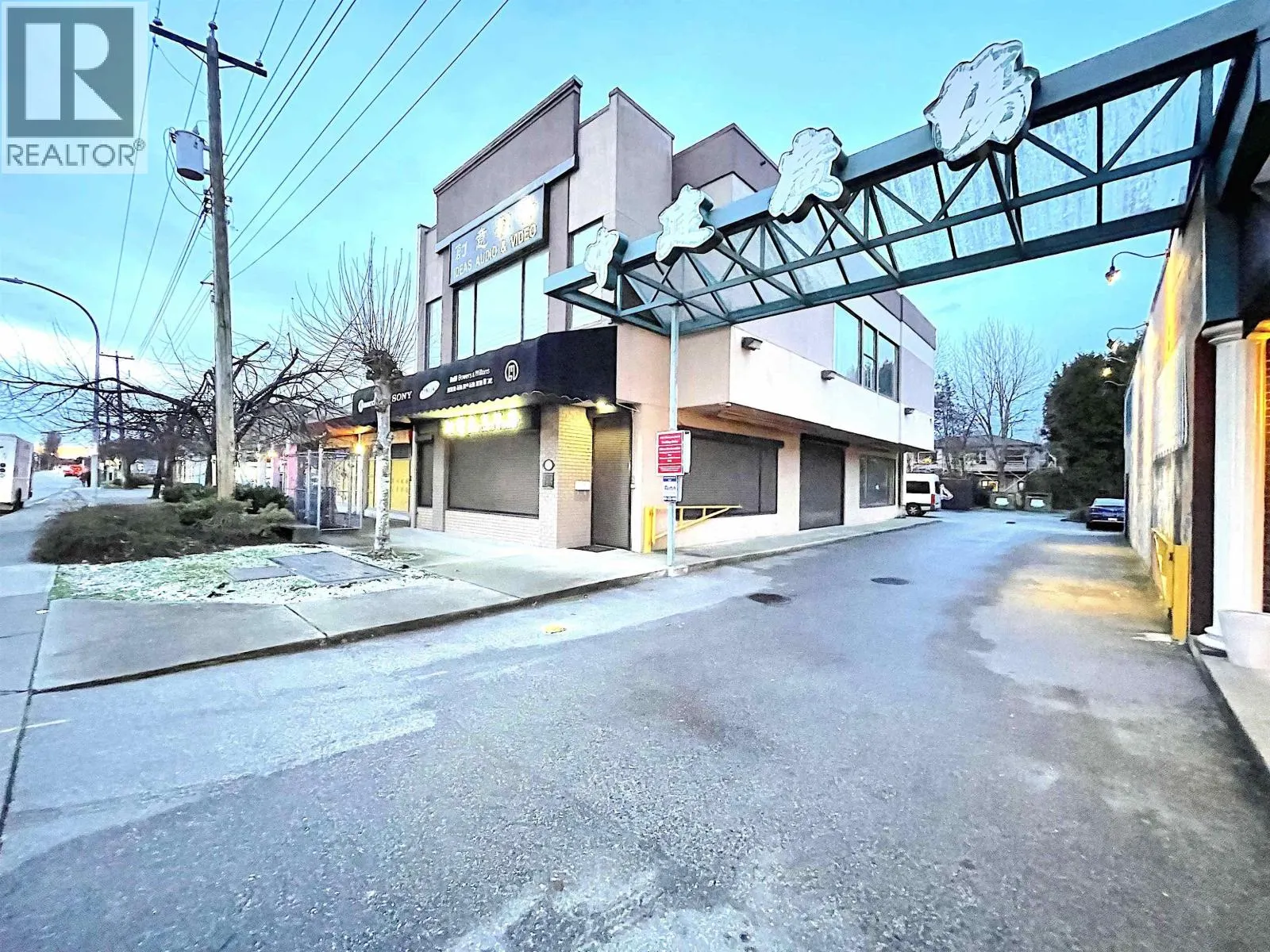 100 8611 ALEXANDRA ROAD