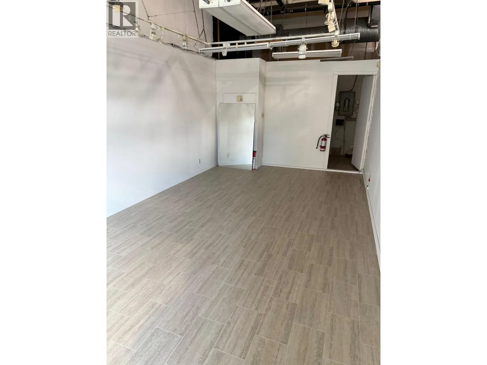 2190 8260 WESTMINSTER HIGHWAY