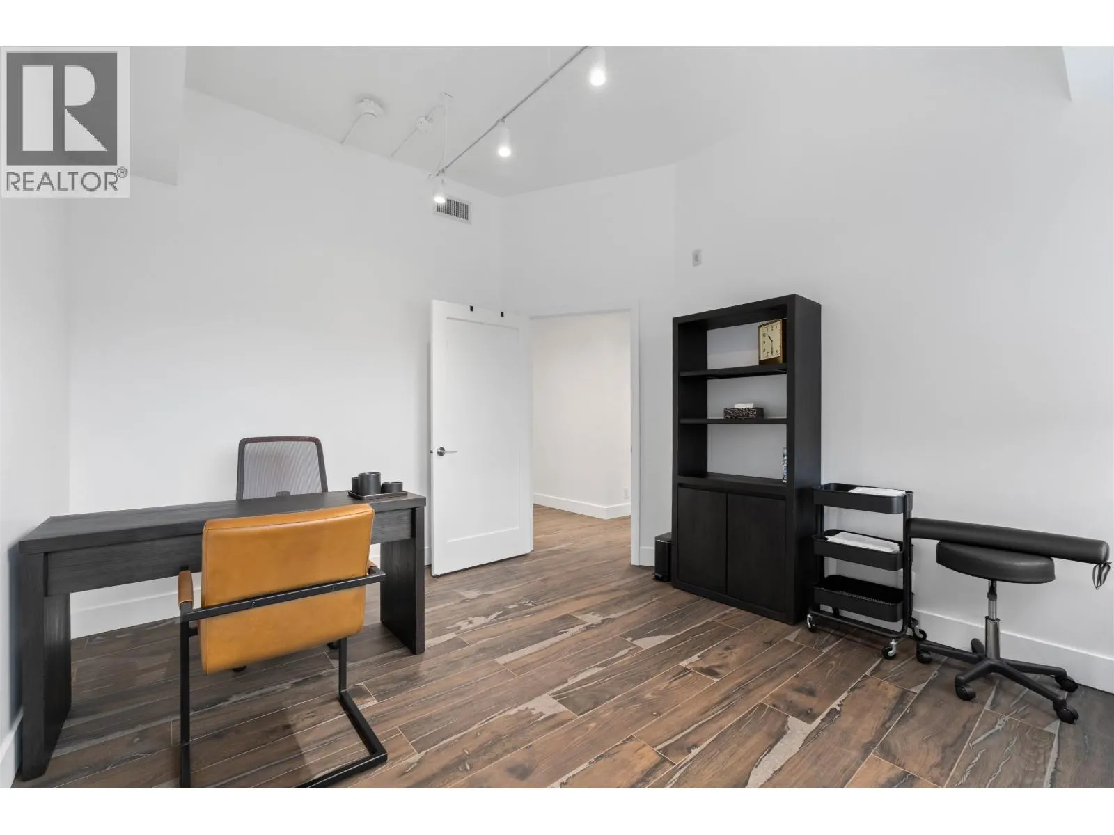 301 4024 VILLAGE SQUARE