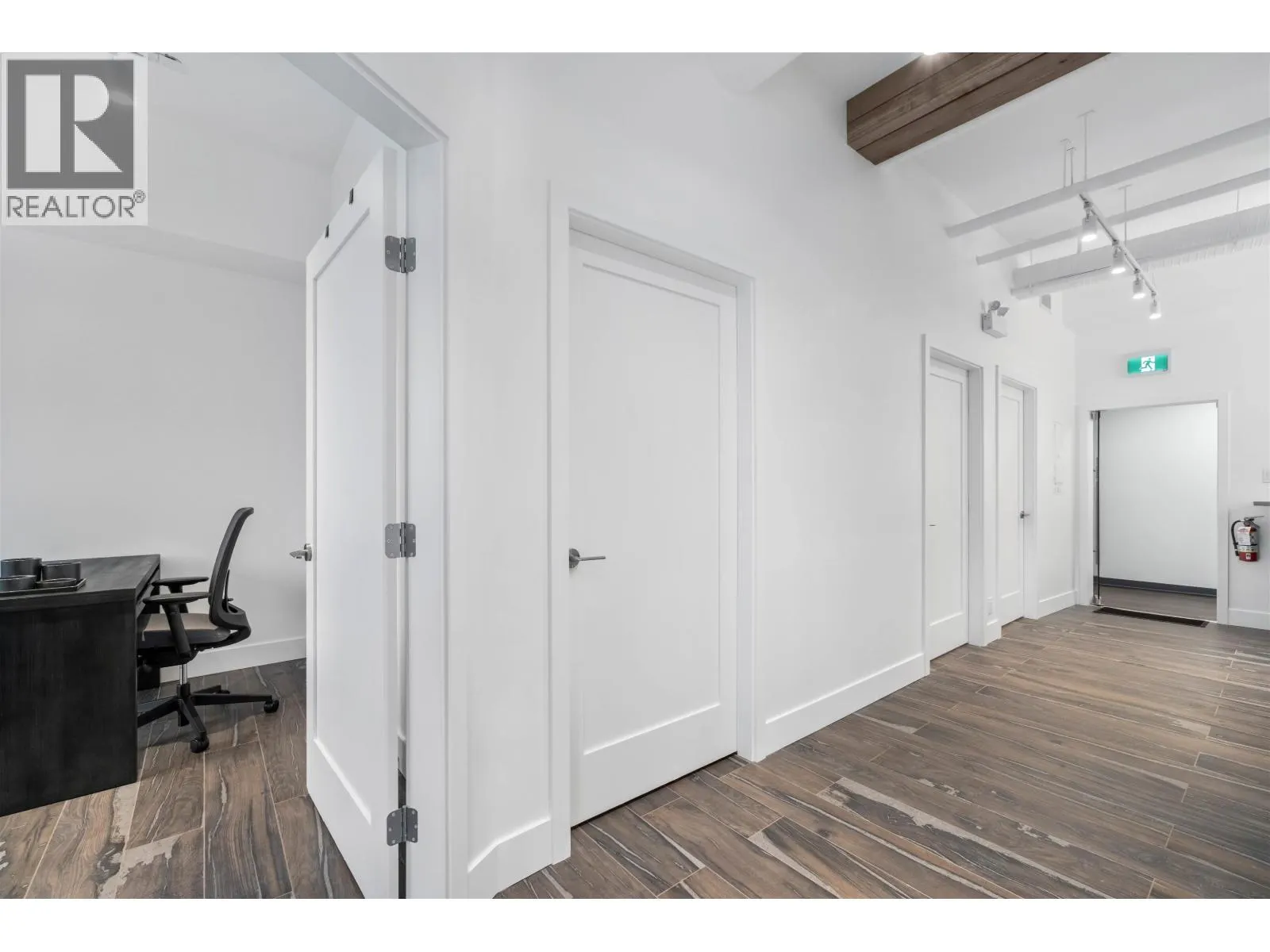 301 4024 VILLAGE SQUARE