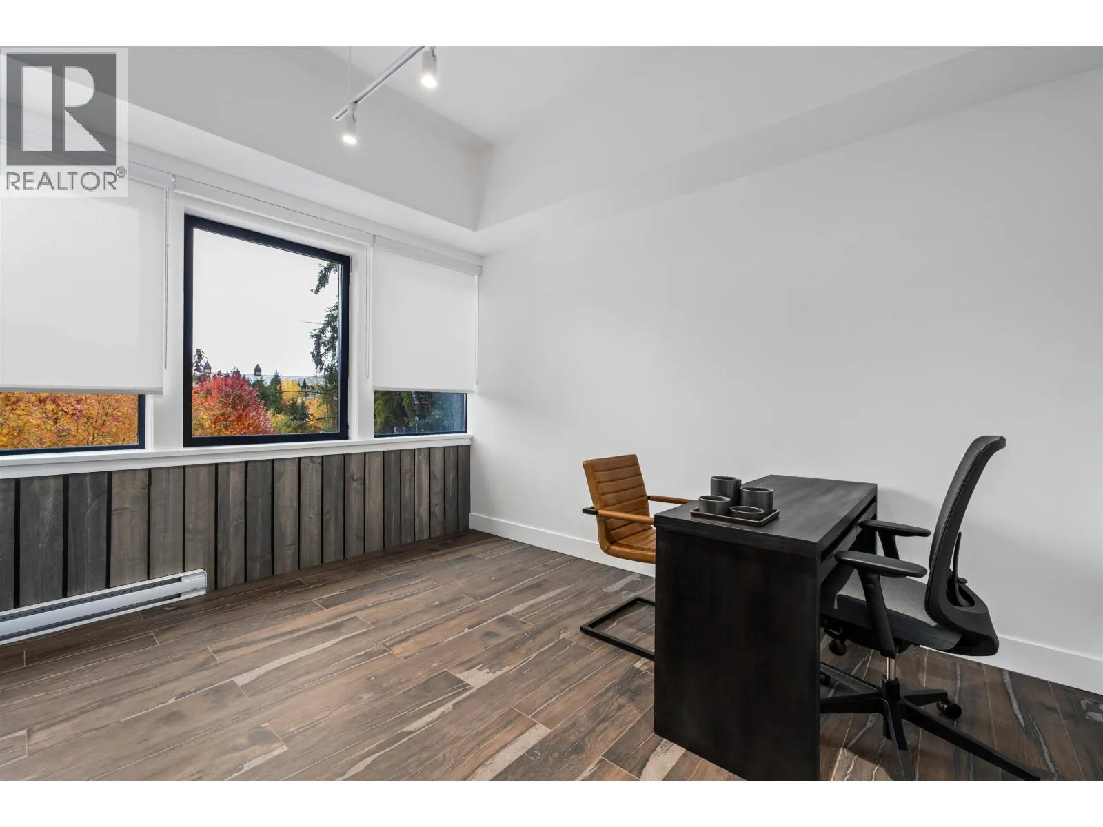 301 4024 VILLAGE SQUARE