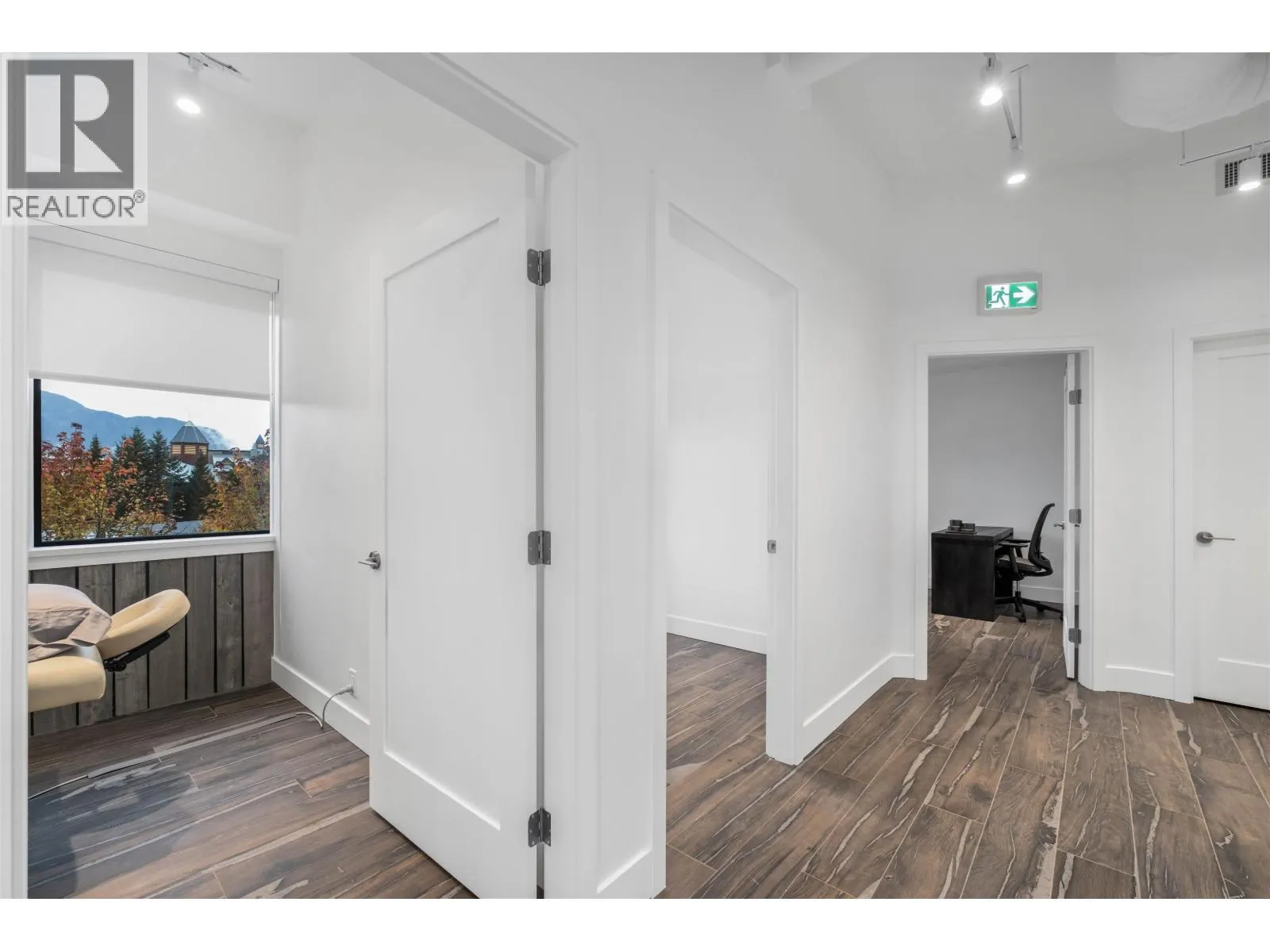 301 4024 VILLAGE SQUARE