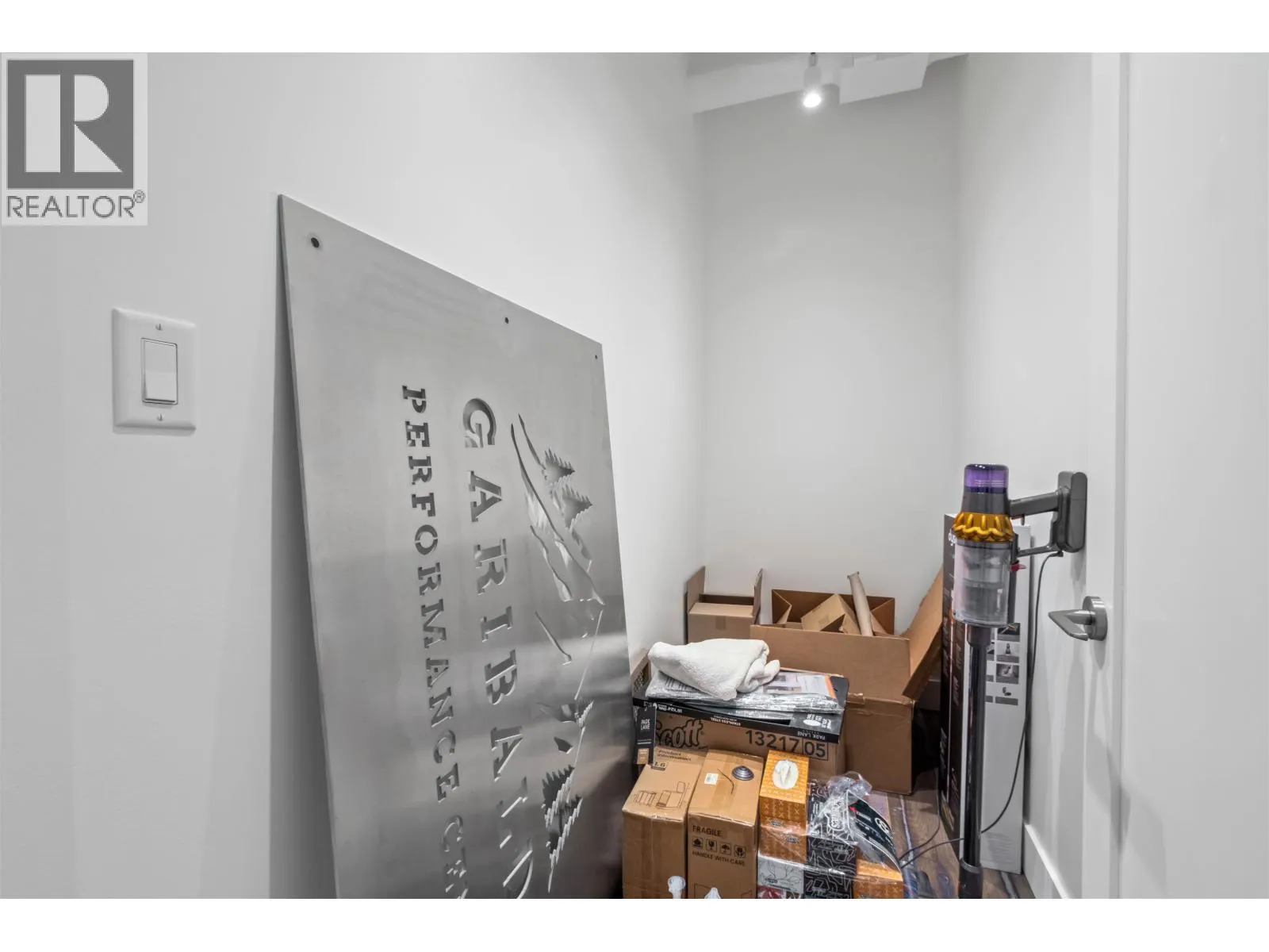 301 4024 VILLAGE SQUARE