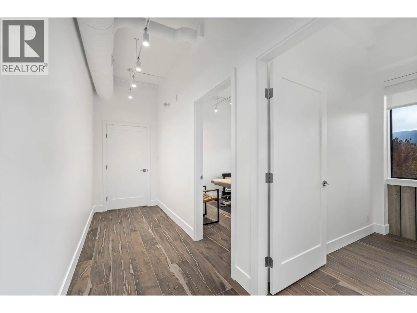 301 4024 VILLAGE SQUARE