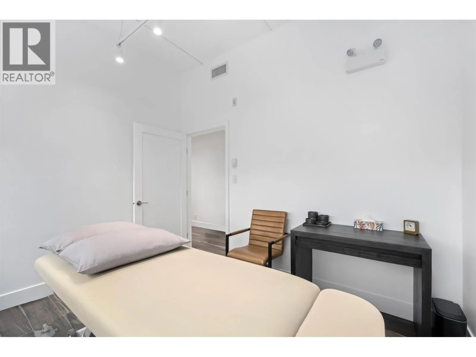 301 4024 VILLAGE SQUARE