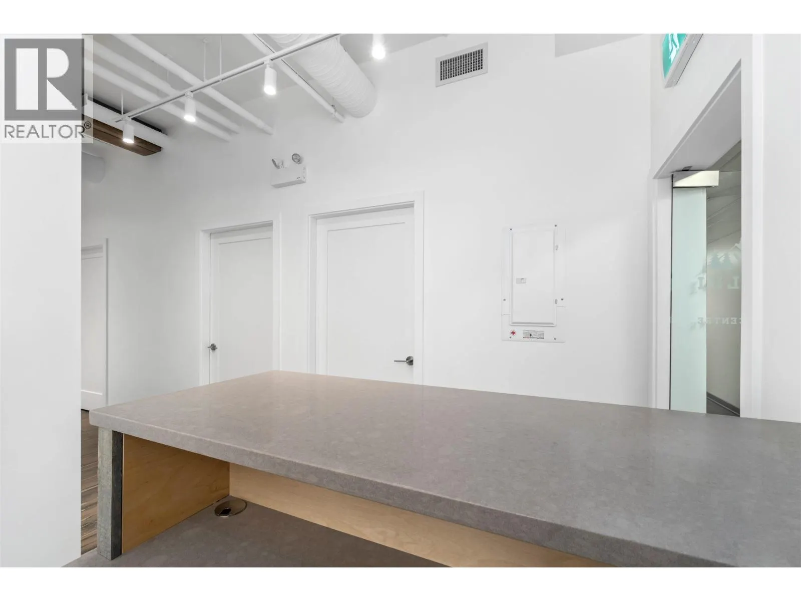 301 4024 VILLAGE SQUARE