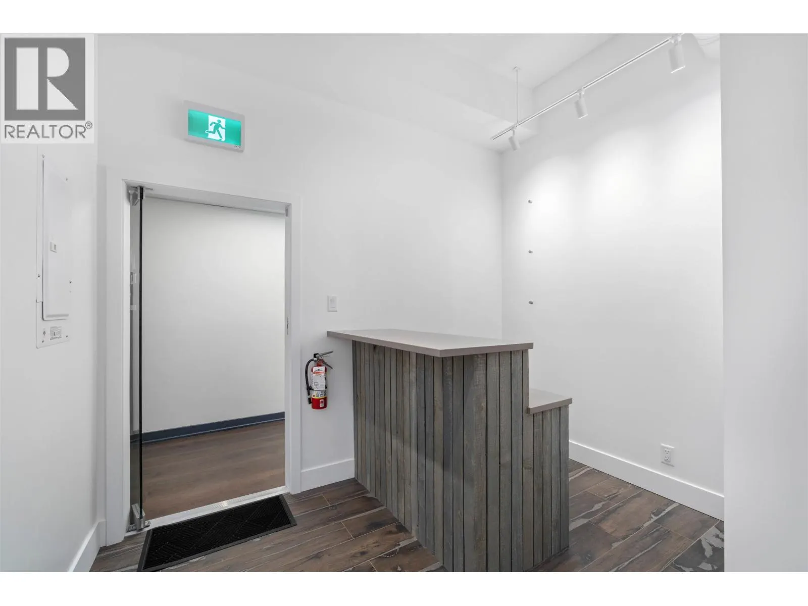 301 4024 VILLAGE SQUARE