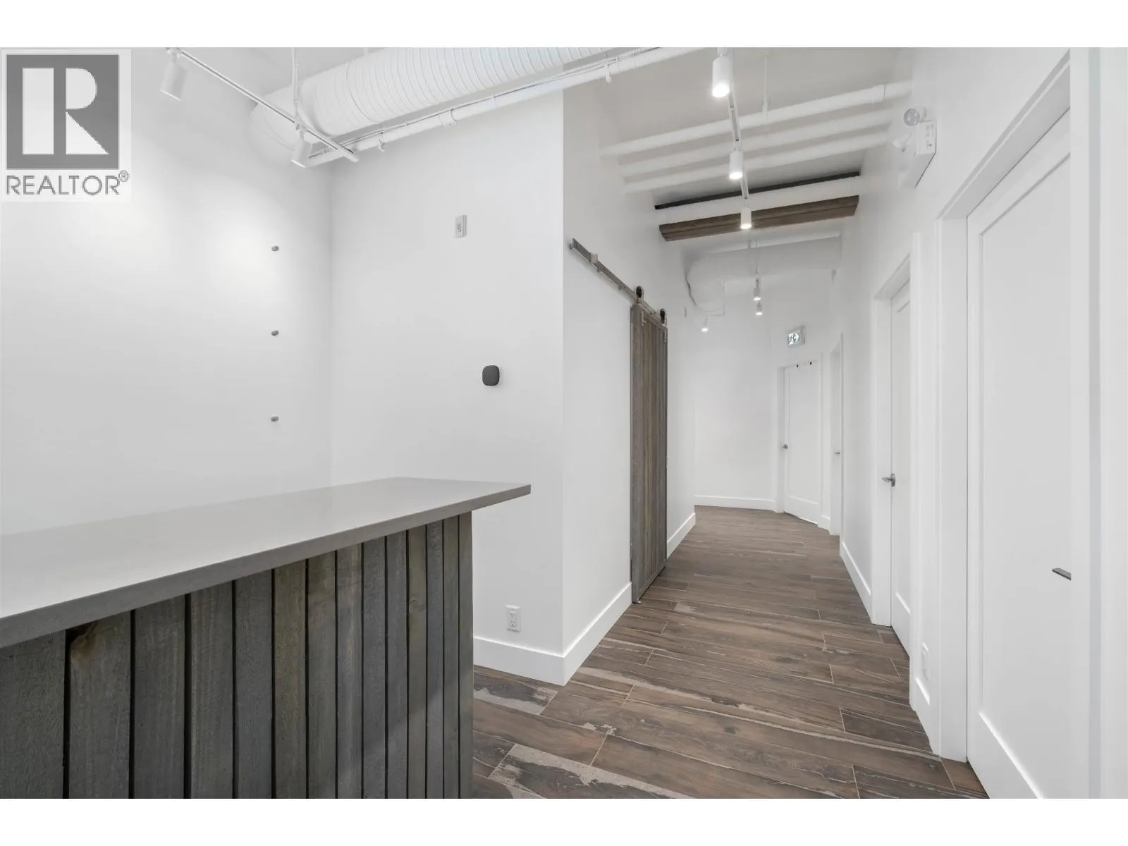 301 4024 VILLAGE SQUARE