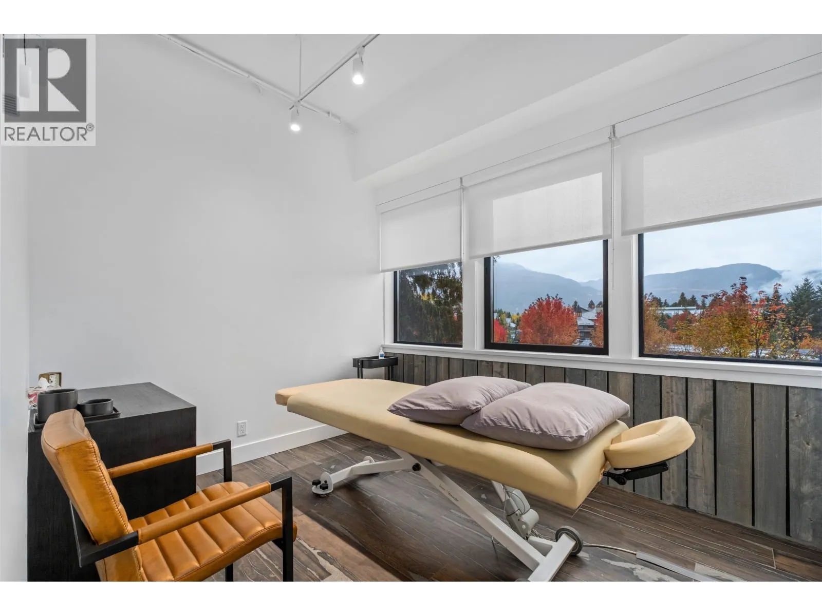 301 4024 VILLAGE SQUARE