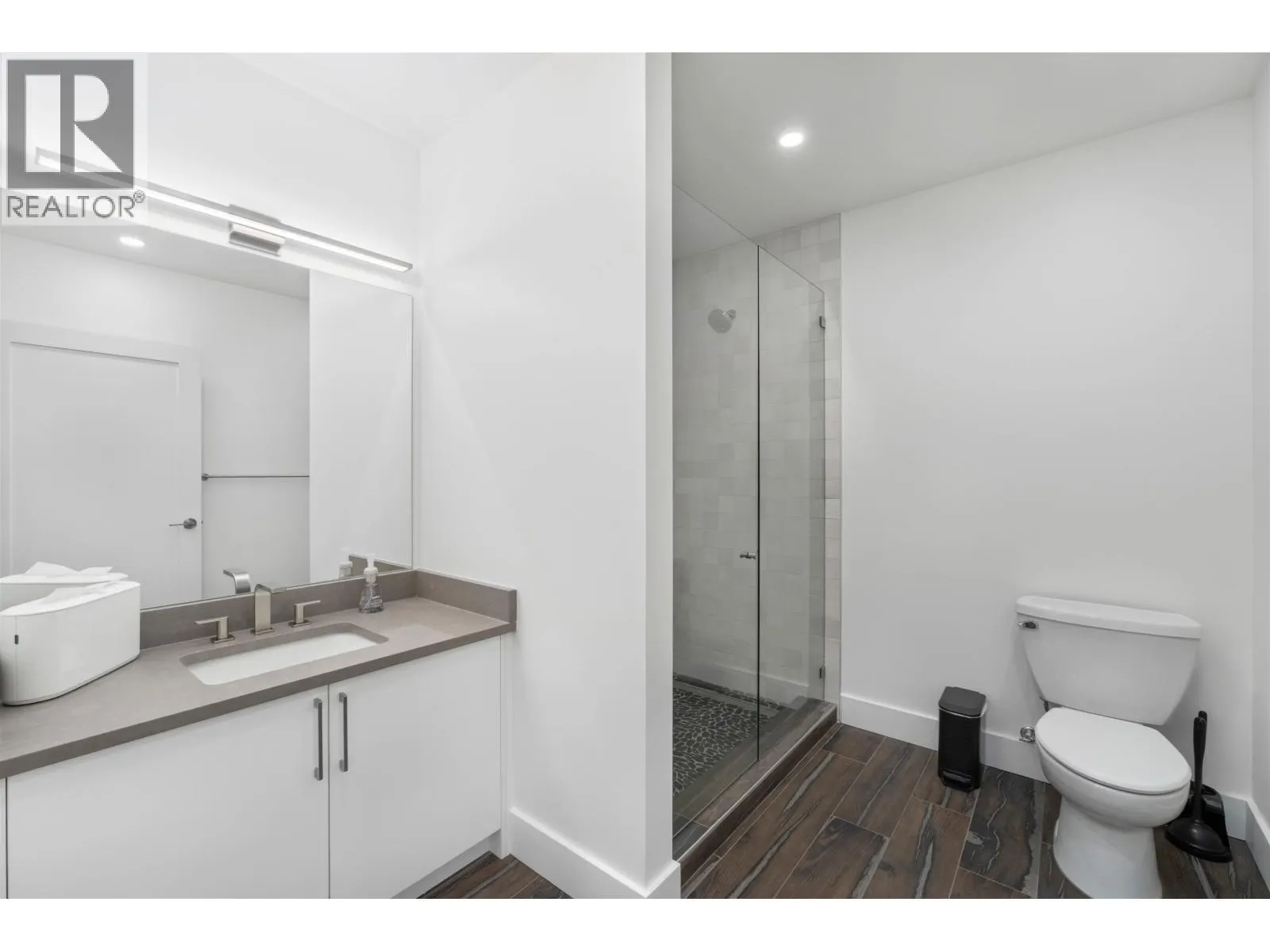 301 4024 VILLAGE SQUARE