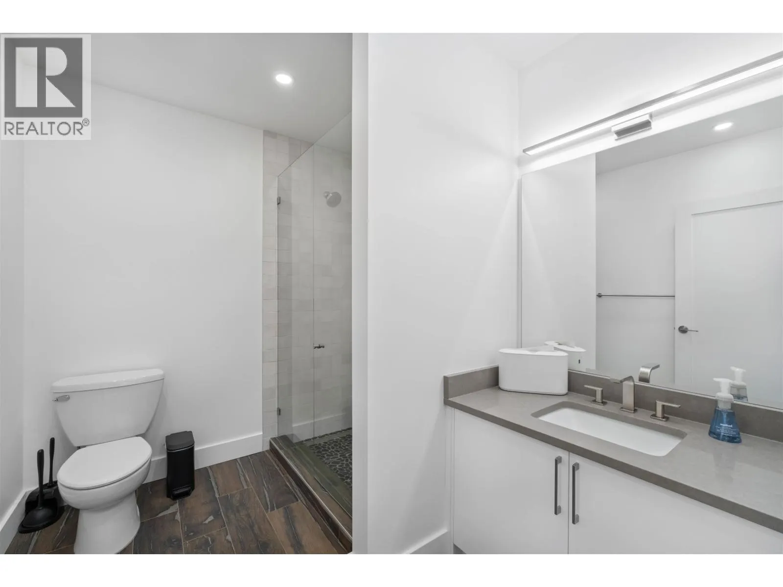 301 4024 VILLAGE SQUARE