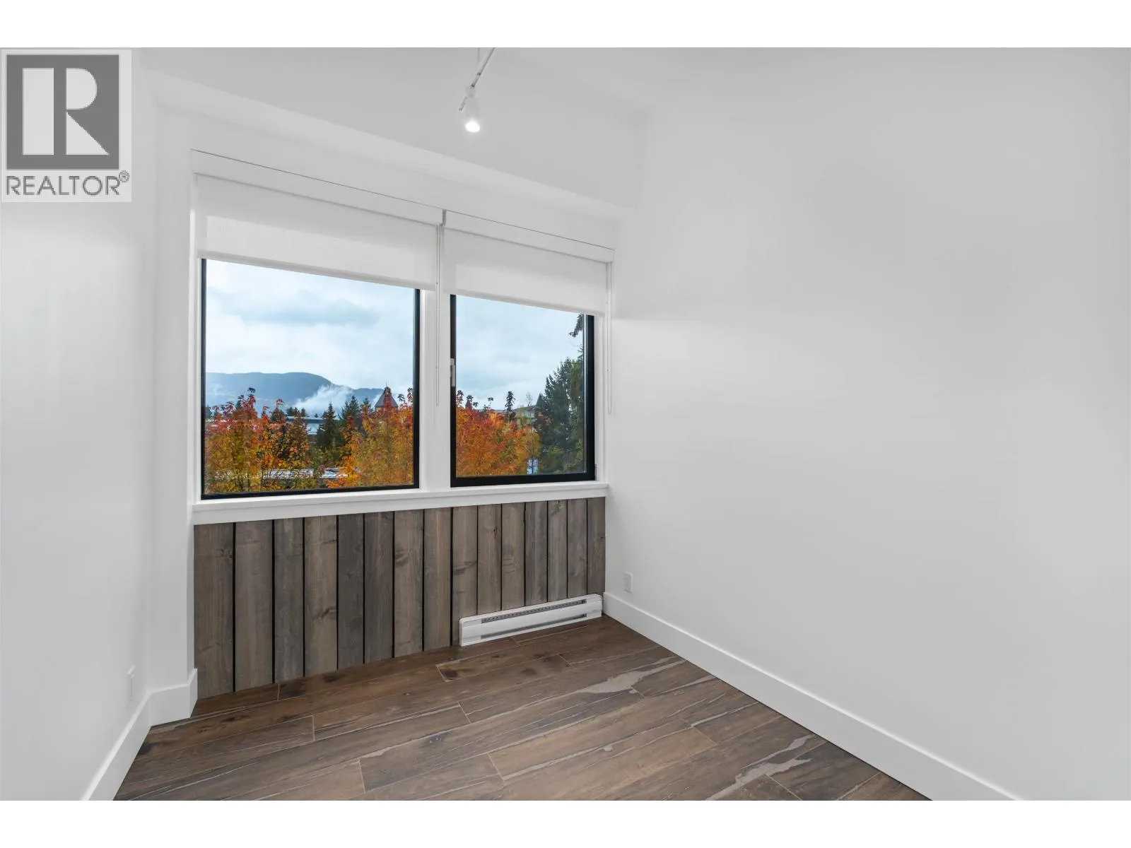 301 4024 VILLAGE SQUARE